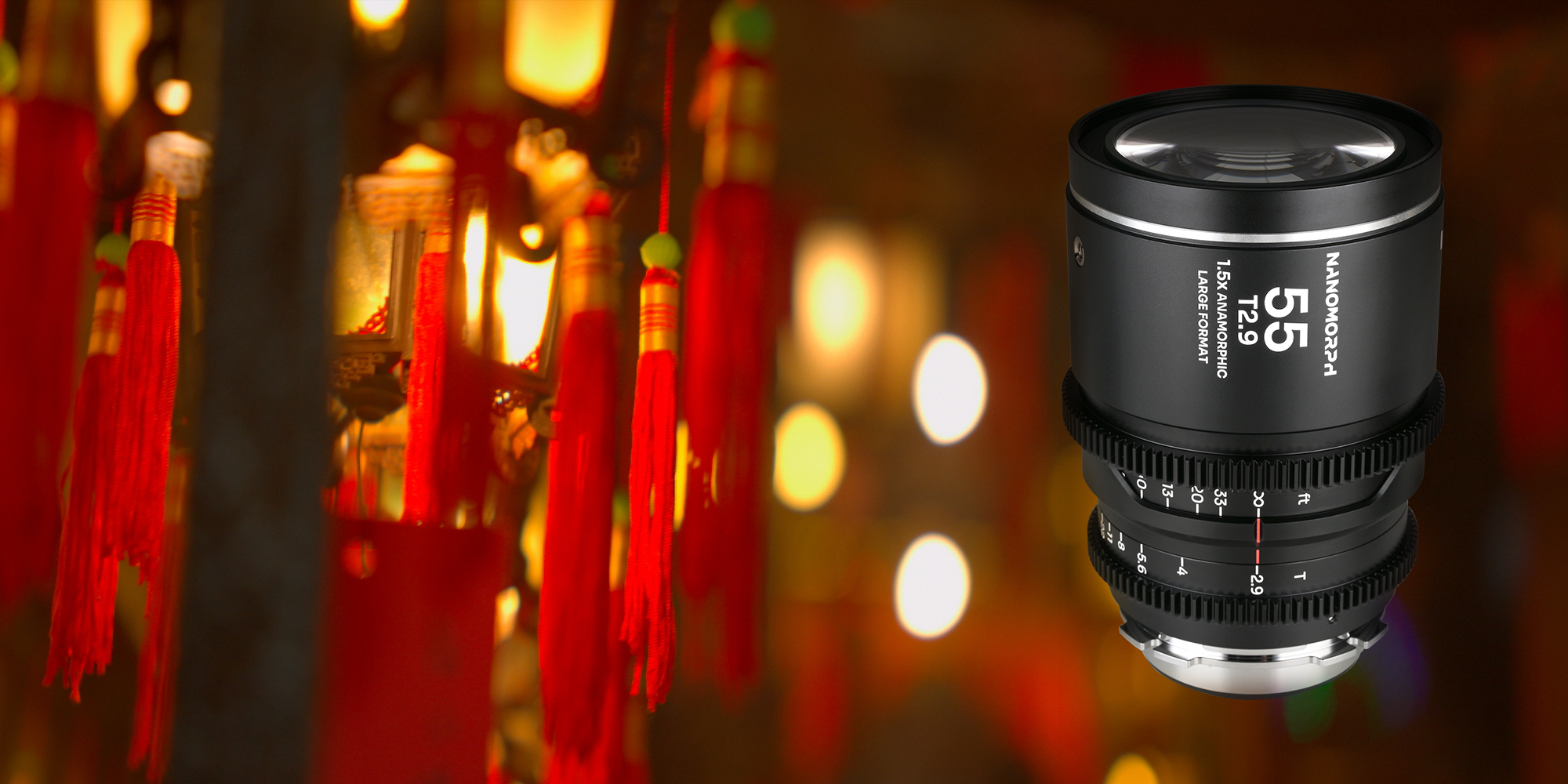 Obiektyw Laowa Nanomorph 55 mm T2,9 1,5x LF Silver do Arri PL / Canon EF na tle lampionów w nocnej scscenerii